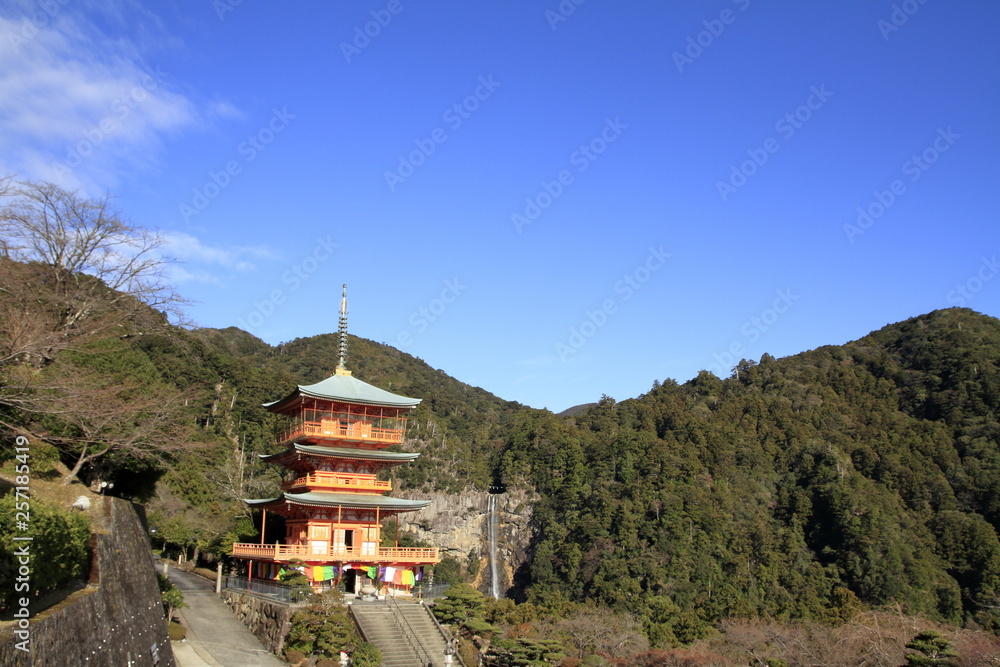 青岸渡寺 三重塔と那智の滝