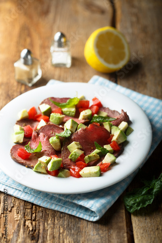 Roast beef salad with avocado