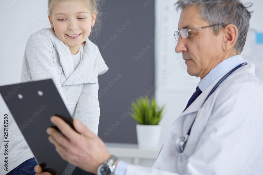 Obraz premium Portrait of a cute little girl and her doctor at hospital