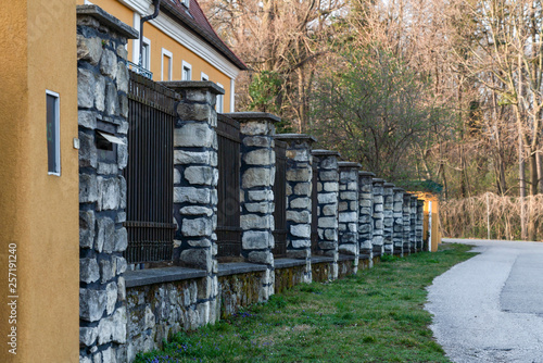 Stein Zaun am Weg zur Au in Oberwaltersdorf