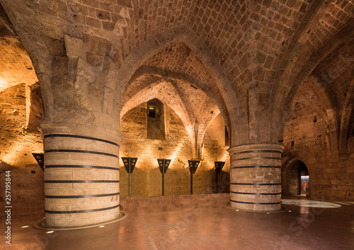 Foto The column hall in the Hospitallerian citadel in Akko, Israel, Middle East