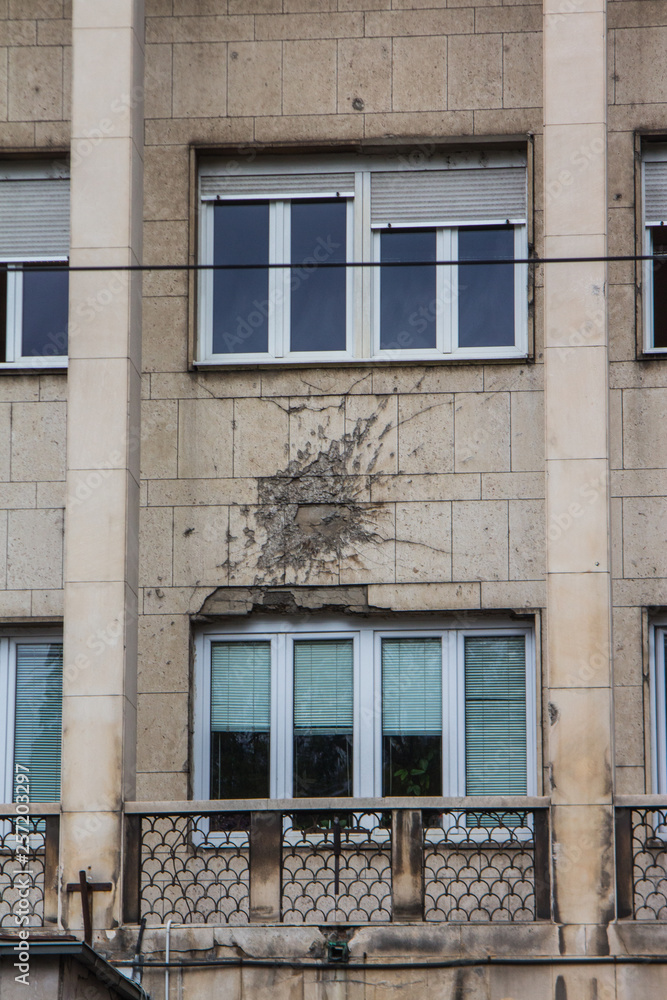 Obraz premium Traces of shots remaining on the facade of a residential building in Sarajevo after the war. Bosnia and Herzegovina