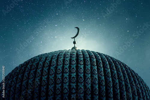 Foto Dome of an old Mosque in the Night with stars on the Sky