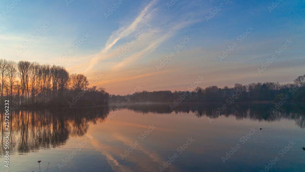Fototapeta premium Mglisty wschód słońca nad jeziorem Padersee