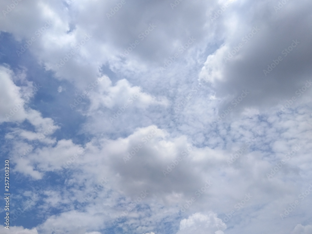 Obraz premium White soft cloud texture on blue sky background