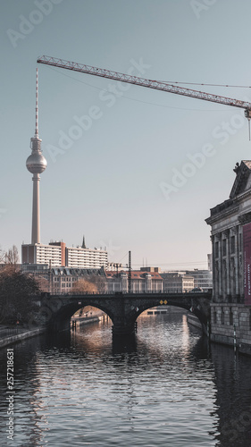 Museumsinsel Fernsehturm und Baukran Berlin