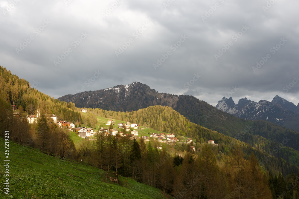 Fototapeta premium Widok na Zoppe Di Cadore z sąsiednich gór we Włoszech
