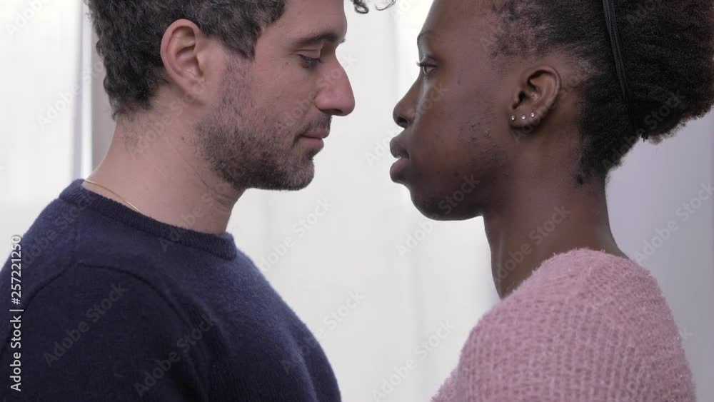 Young White Man And Black African Woman Kissingmixedinterracial Love Vídeo De Stock Adobe Stock 
