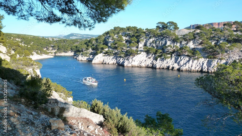 Calanques de Marseille, panorama sur la calanque de Port-Pin près de Cassis, avec un bateau (France)
