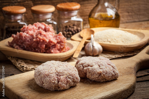 Preparation of ground chopper for frying.