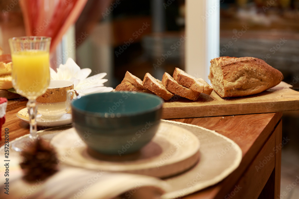 Naklejka premium Sliced bread with cup and plate in breakfast room