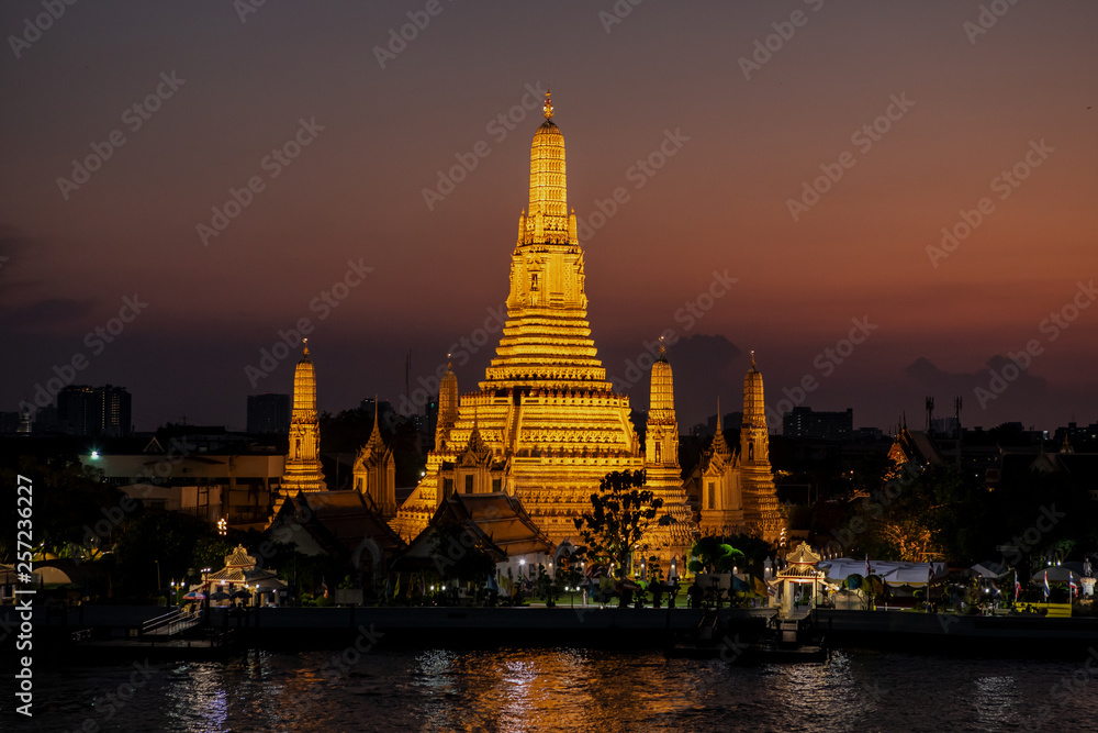 Thaïlande. Bangkok. Wat Arun au crépuscule.