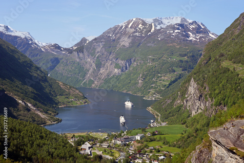 Panorama des Geiranger Fjord mit Kreuzfahrtschiffen