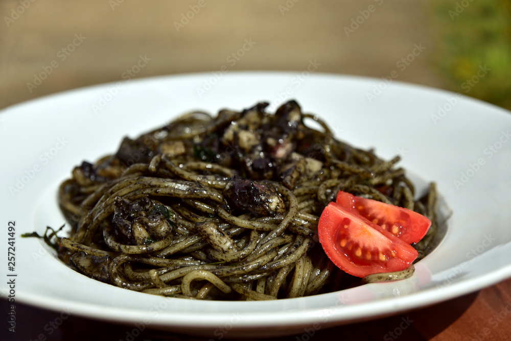 ein teller mit frisch gekochten spaghetti mit dem schwarz von tintenfisch ein teller mit frisch gekochten spaghetti mit dem schwarz von tintenfisch