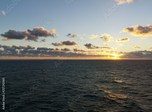 Fototapeta Naklejka Na Ścianę i Meble -  Golden sky when sunset in ocean