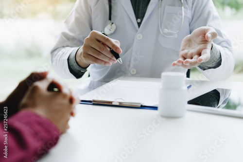 Canvas Print Doctor talking to the patient about suggest the properties of medicines in clinic office