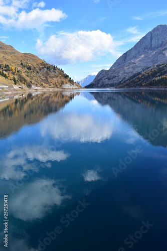 Fototapeta Naklejka Na Ścianę i Meble -  lake in mountains
