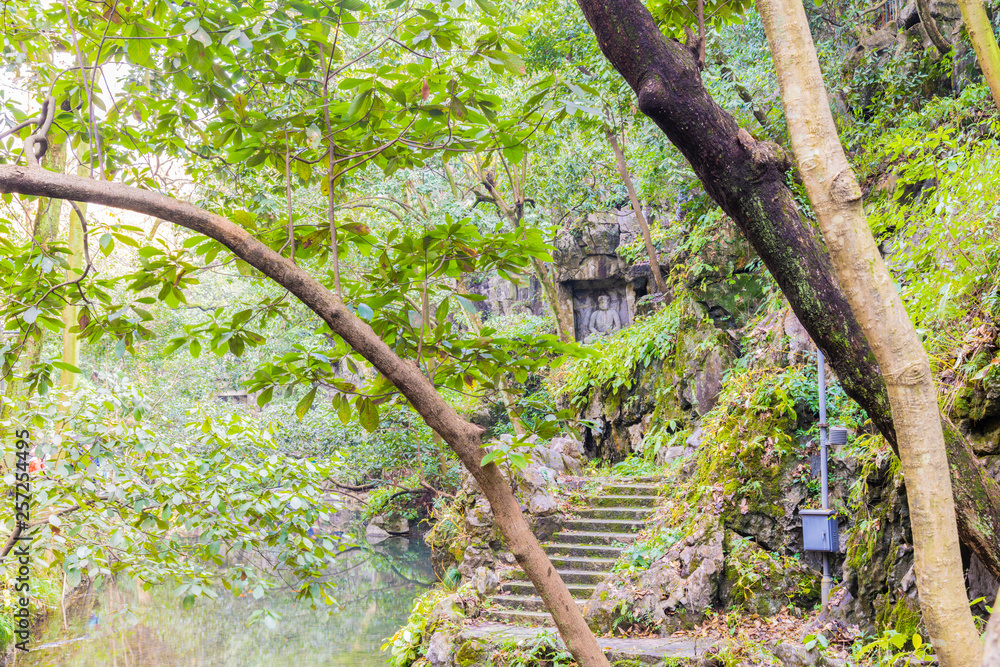 Foto de Hangzhou Lingyin Temple embossed statue in rock. (Temple of the