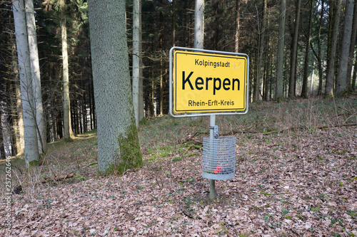 Strassenschild von Kerpen mitten im Wald