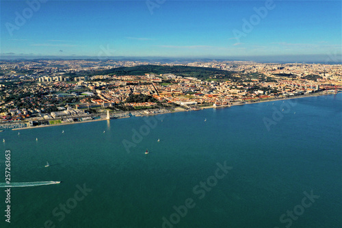 Lissabon Luftbilder - Luftaufnahmen von Lissabon: Ponte 25 de Abril, Castelo de São Jorge, Igreja de Santa Engrácia, Commerce Square und weitere Sehenswürdigkeiten © Roman