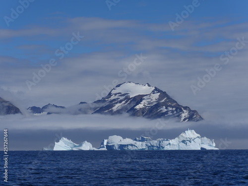 Eisberg vor der nebligen Küste Grönlands
