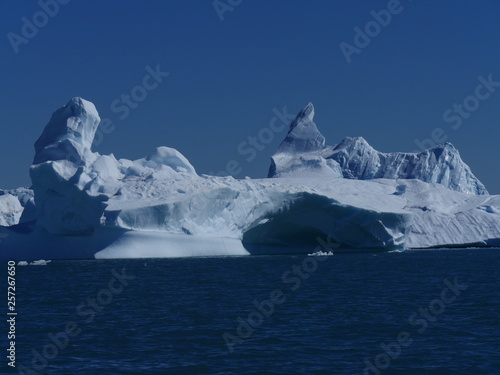 Eisberg vor Grönland treibend
