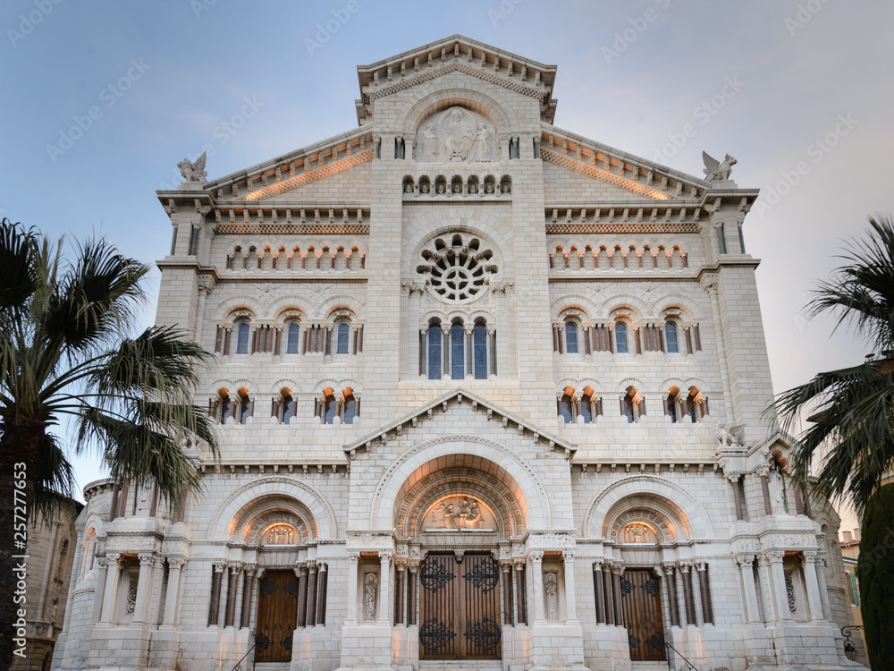 Catedral de San Nicolas, Construida en piedras blancas La Turbie, en 1875, este edificio de estilo romano -bizantino alberga las sepulturas de los difuntos Príncipes..
