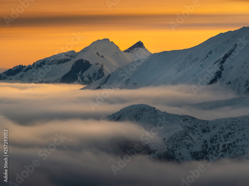 Obraz na płótnie High Tatras in the foggy morning. w salonie