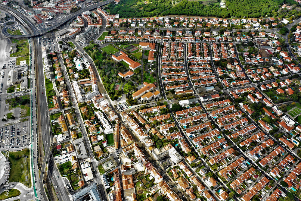 Naklejka premium Lissabon Luftbilder - Luftaufnahmen von Lissabon: Ponte 25 de Abril, Castelo de São Jorge, Igreja de Santa Engrácia, Commerce Square und weitere Sehenswürdigkeiten