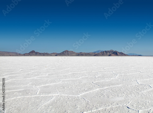 Foto Panoramic view of the stark white Bonneville Salt Flats with mountains in the di