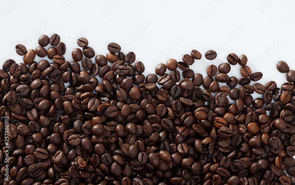 Obraz premium Coffee beans on white background