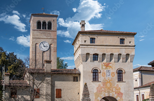 Sesto al Reghena con torrione di ingresso e torre campanaria entro le mura