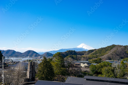 伊豆の国市から見た韮山反射炉と富士山