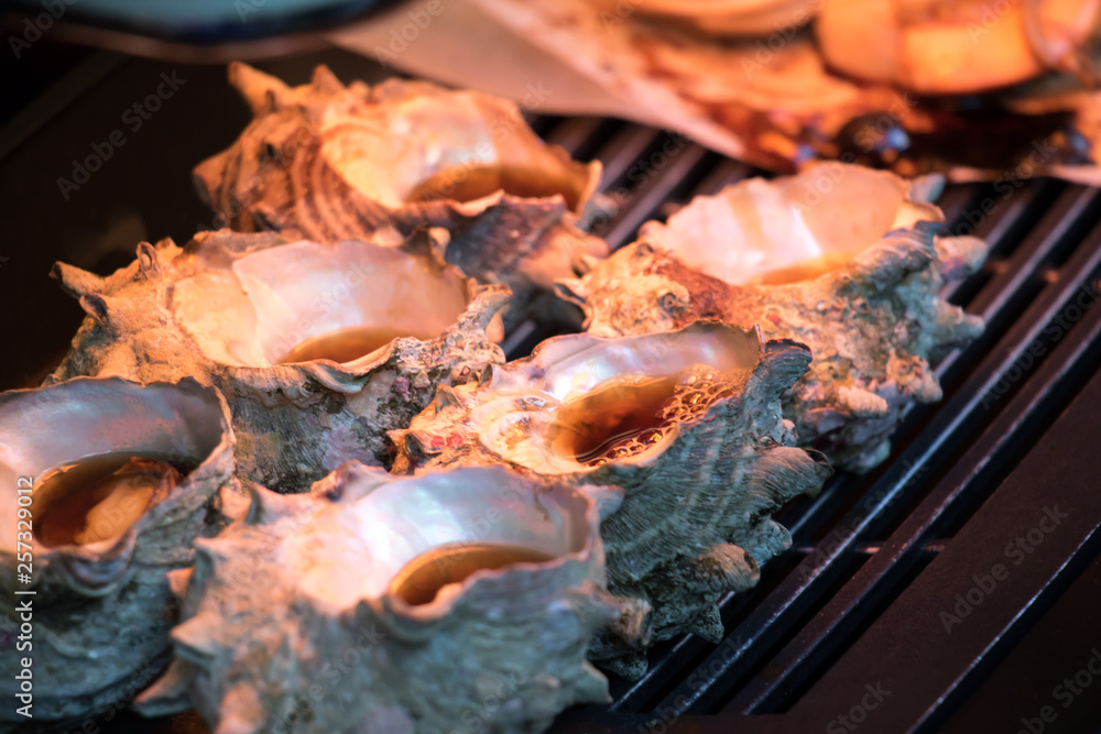 サザエのつぼ焼き、クローズアップ サザエのつぼ焼き、クローズアップ