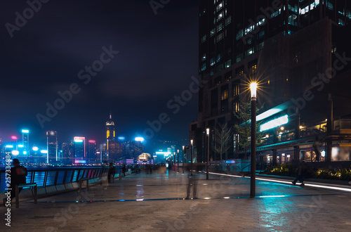 Obraz na plátně Hong Kong cityscape at night. Tourists walking on the waterfront