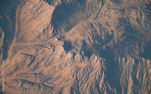 Fotografia Photo satellite d'un désert avec érosion et montagnes