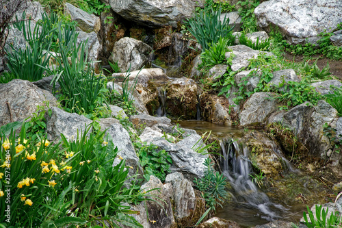 Tableau sur toile Flowing water stream, water drops and reflection