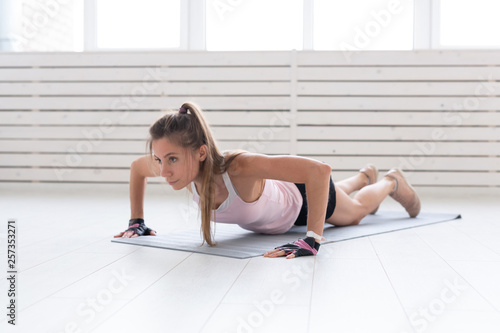 Foto Healthy lifestyle, fitness people and sport concept - Woman workout with push up