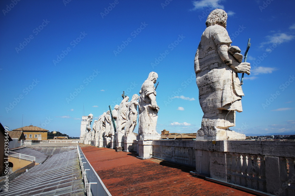 Obraz premium Apostles statues on the roof of St Peter's Basilica in Vatican city, Rome, Italy