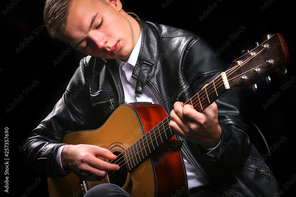 Obraz premium Young men playing the guitar