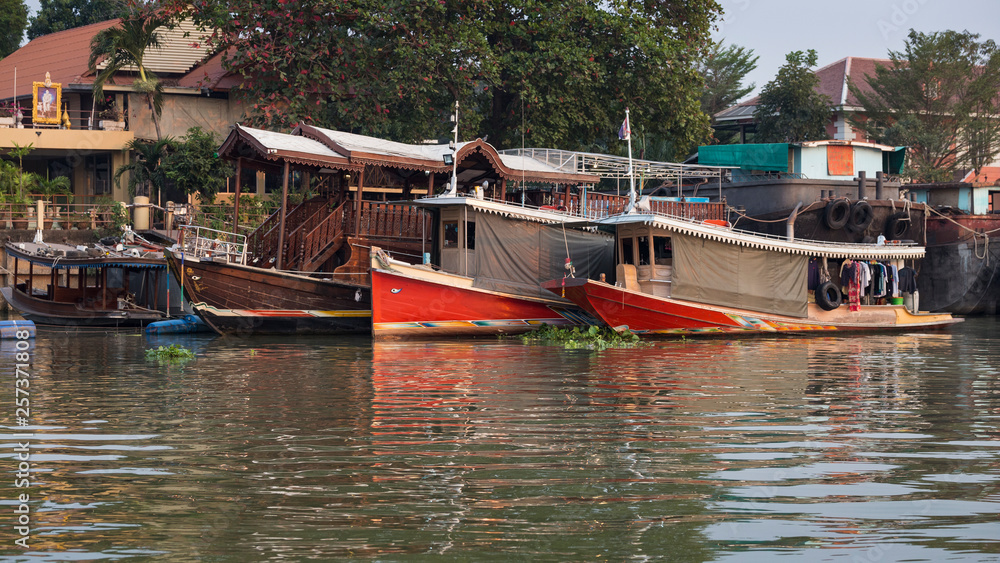 Obraz premium Hausboote auf dem Chao Phraya