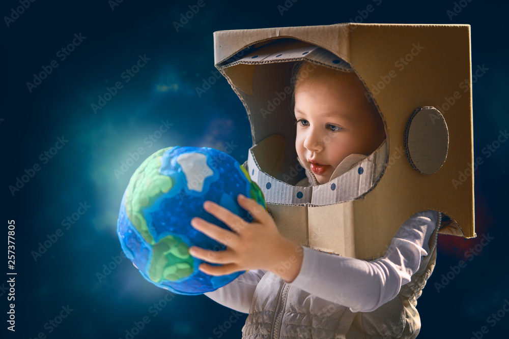 Kid with globe. - obrazy, fototapety, plakaty 