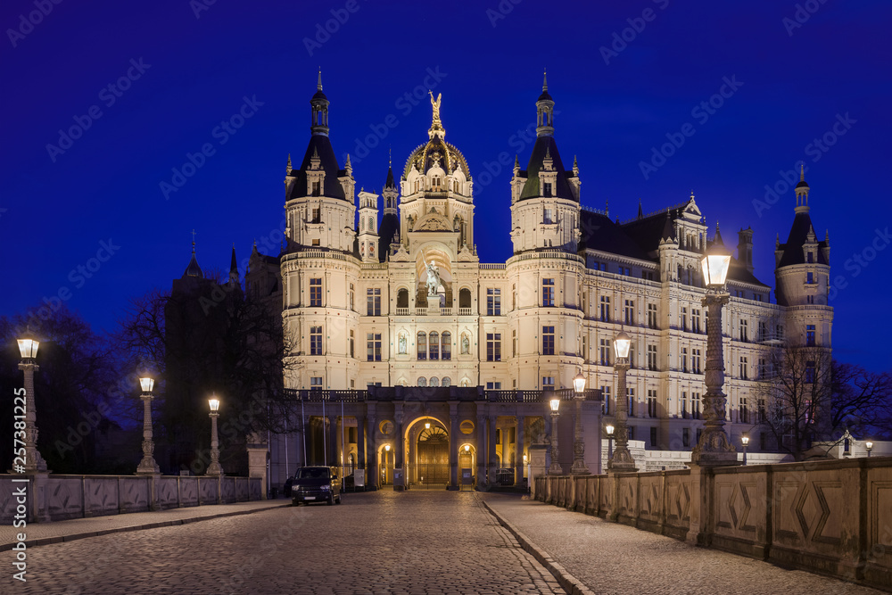 Landtag im Schloss Schwerin am Abend entzerrt