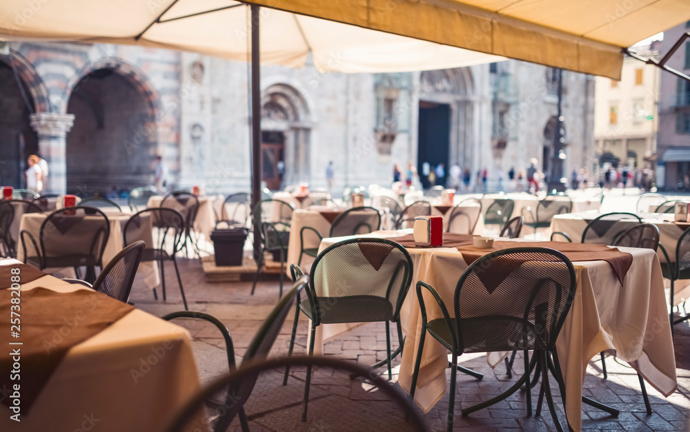 Obraz premium Miejsca w restauracji na świeżym powietrzu bez ludzi w słoneczny dzień w Mediolanie
