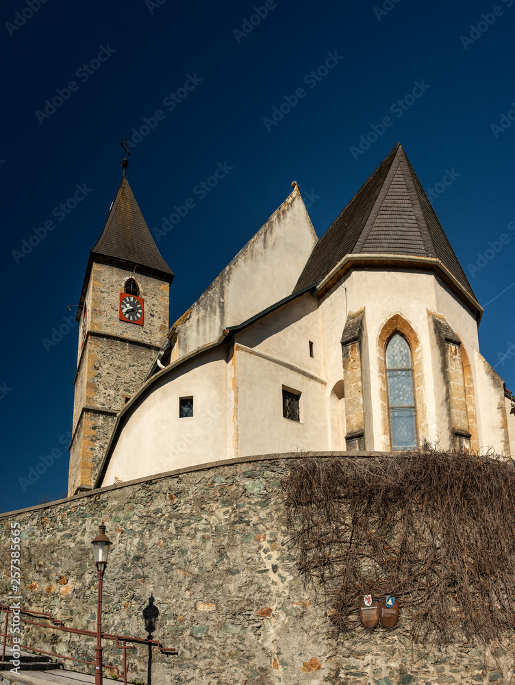 Pfarrkirche Payerbach: Auf einer Felsenkanzel über dem Ort steht die römisch-katholische Pfarrkirche mit dem sogenannten „schwarzen Turm“