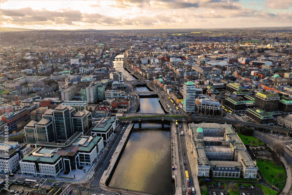 Naklejka premium Dublin - Zdjęcia lotnicze Dublina dronem DJI Mavic 2 z wysokości ok. 100 metrów