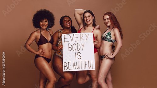 Fotografia Different size females holding a every body is beautiful placard