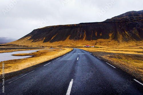 Islandzka droga na półwyspie Snaefellsnes Islandii