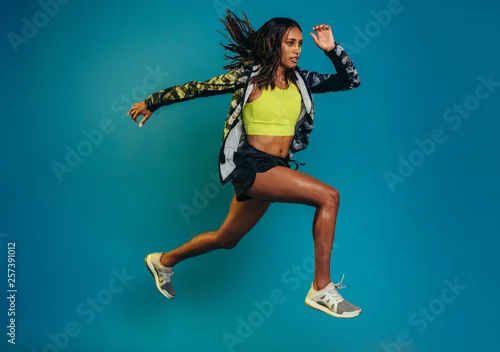 Obraz Kobieta fitness robi kolejny trening