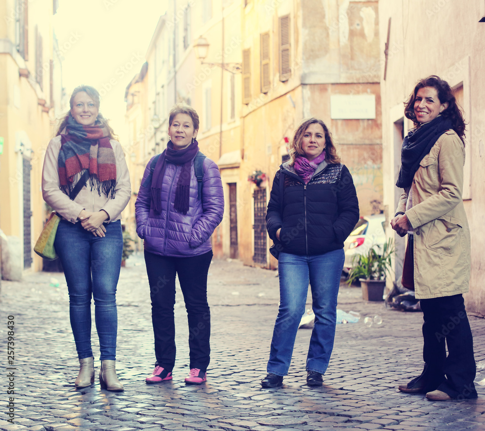 Naklejka premium Women best friends smiling and walking at the city